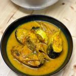 Semangkuk gulai patin tempoyak khas Melayu dengan kuah kuning kental dan potongan ikan patin segar